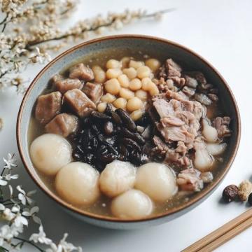 四季养生汤谱：春季枸杞猪肝汤、夏季绿豆百合羹、秋季雪梨银耳羹、冬季羊肉山药汤