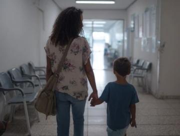 关注孩子心理健康胜过成绩Parents应重视这一教育真谛