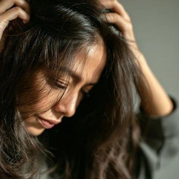 科学揭秘!中医专家警告:频繁洗头可能伤害头皮,掌握护发新法则,保持秀发健康自然