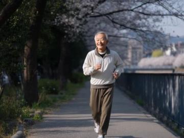68岁老人撞树健身险致瘫痪:硬核养生背后的脊椎风险