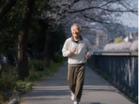 68岁老人撞树健身险致瘫痪：硬核养生背后的脊椎风险