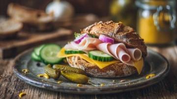 夏日轻食养生早餐:紫薯糯米三明治制作攻略