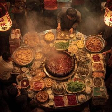 中医中的"药食同源"指的是药物和食物之间的共通性和相似性，强调了某些食物和药物具有相似的治疗作用和健康益处。
