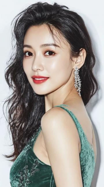 当神仙姐姐扶腰走出中医馆，我终于看清了娱乐圈最残酷的真相：演员也是被折磨的“打工人”。