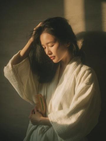 梳头养生：揭秘中医梳头养肝的奥秘