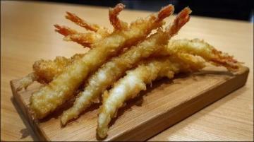 香脆黄金凤尾虾外酥里嫩停不下来(黄金凤尾虾外酥里嫩的养生美味)