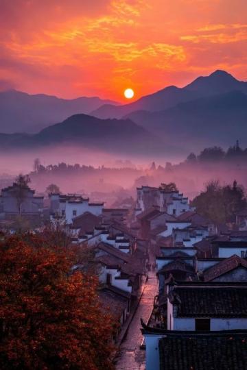 江西宜春温汤镇，非常适合老年人养老，休闲养生的好地方，一个青山绿水环绕的小镇