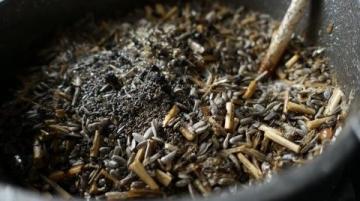 每日一勺养生宝：自制黑芝麻核桃米糊，激活秀发光泽与肌肤润泽
