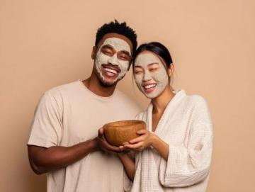 当代年轻人中流行的熬夜敷面膜蹦迪戴护膝等相互矛盾的养生行为