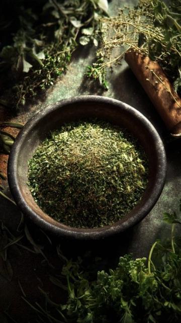 艾草的多重用途：从医疗到美食，传统草药的全面应用指南