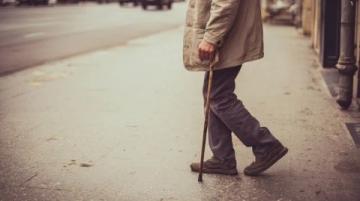 全面呵护老年人健康：防跌倒策略与营养补充关键点
