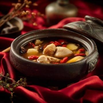 苹果+红枣煮20分钟！这碗「万能养生汤」喝出好气色，全家都能喝！