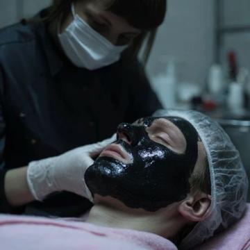当代年轻人中流行的熬夜敷面膜蹦迪戴护膝等相互矛盾的养生行为