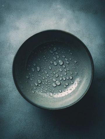 清晨第一口水的温度密码:千年养生智慧的现代诠释