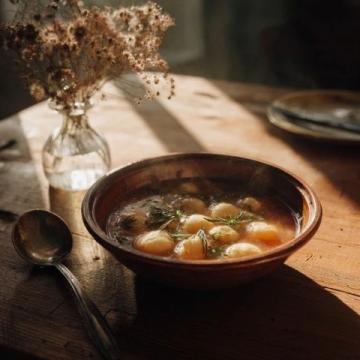 苹果+红枣煮20分钟！这碗「万能养生汤」喝出好气色，全家都能喝！