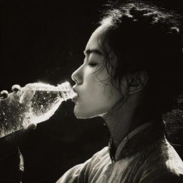 年轻人追捧中式养生水，朋克养生新潮流