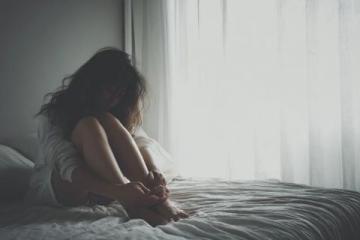 中医养生秘籍：拍打肘窝缓解失眠和胸闷不适
