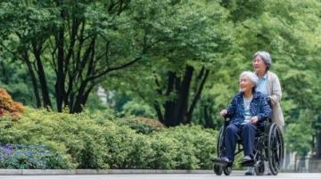 为80-100岁老人设计的养生指南:安全舒适实用