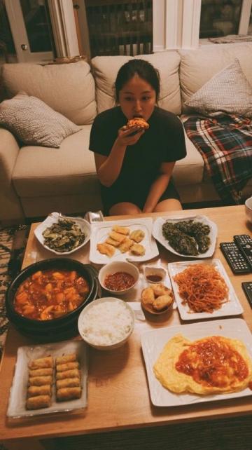 陈乔恩晒出刺猬式保养照,网友直呼惊艳,但需谨防江湖版本和风险