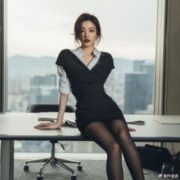 当神仙姐姐扶腰走出中医馆，我终于看清了娱乐圈最残酷的真相：演员也是被折磨的“打工人”。