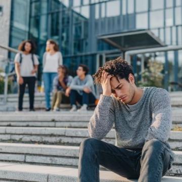 当代大学生心理健康亮红灯:压力与困境背后的深层原因分析