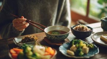 食饮有节,起居有常,不妄作劳,故能形与神俱