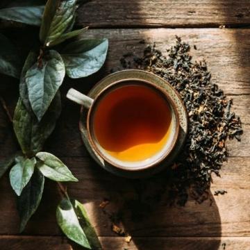 简单养生三步走,每天一杯茶、十分钟拉伸和一把坚果助你焕发青春活力