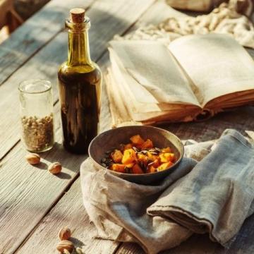 秋日养生指南:早睡早起防血栓,科学“秋冻”增强免疫力