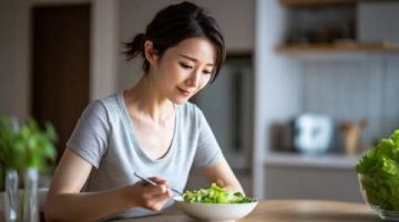 食饮有节,起居有常,不妄作劳,故能形与神俱