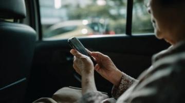 手机侵蚀中国老年人的健康:提前认识、及早预防