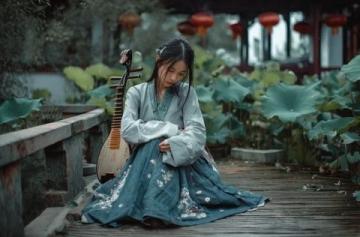 春捂是民间传统的养生智慧,指春季气温回升时不宜过早减少衣物