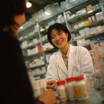 浙江一女子想学闺蜜开养生馆挣钱，然而，店中的一个男子却说开店不如加盟