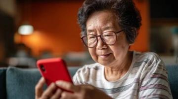 在数字化浪潮下,老年人面临网络谣言挑战:大蒜杀灭新冠、安全类谣言如何扩散?