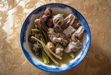 山药玉米排骨汤营养丰富，暖胃又养生的家庭佳品