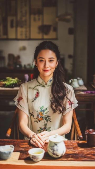 我原本是中学历史教师，因生病体感到中医的神秘，心中便升起学习中医的愿望,于是