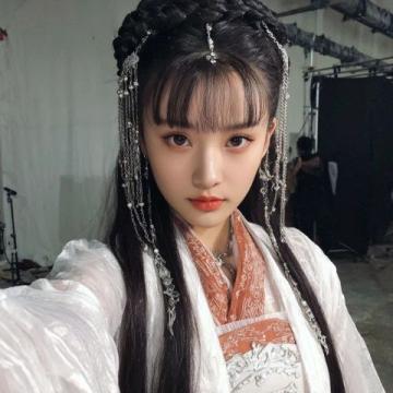 当神仙姐姐扶腰走出中医馆，我终于看清了娱乐圈最残酷的真相：演员也是被折磨的“打工人”。