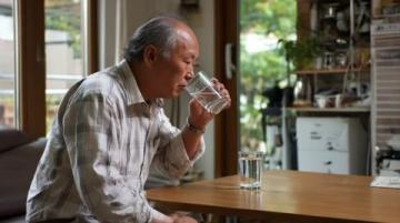 老年人如何科学养生：饮食清淡、多喝水和午睡的重要性及四大建议