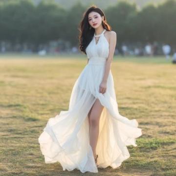 李嘉欣携子漫步，运动风潮不减，筷子腿吸睛眼球，近期动态