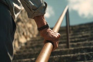 科学防摔：老年人跌倒危害及预防策略