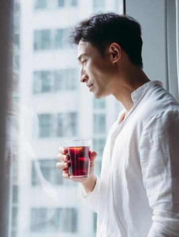 揭秘中药调酒养生误区：别让流行趋势蒙蔽了双眼
