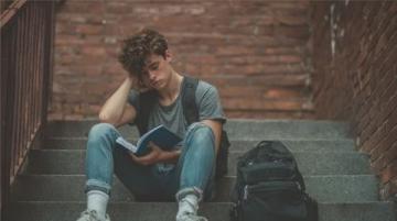 超越名牌大学:为何孩子的心理健康才是关键成功因素