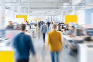 工作重要还是健康最重要在快节奏的现代社会中,"工作与健康孰轻孰重"是一个需要