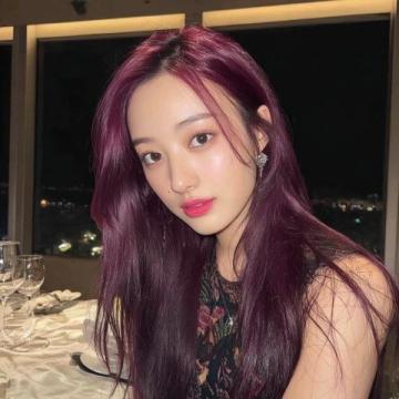 李嘉欣携子漫步，运动风潮不减，筷子腿吸睛眼球，近期动态