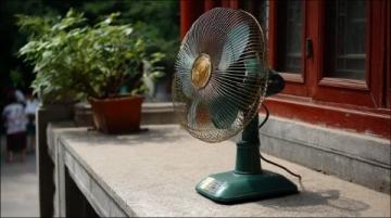 夏季高温来袭，老人健康管理须知：适度运动与防暑降温至关重要