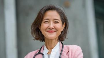 独家聚焦大S健康管理争议升级!专家提醒中年女性需警,汪小菲公开质疑大S每日小酌的养生方式