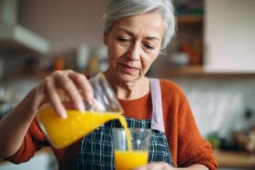 老年人如何科学养生：饮食清淡、多喝水和午睡的重要性及四大建议