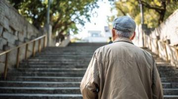 科学防摔：老年人跌倒危害及预防策略