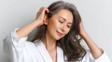 中医认为,白发多往往是肝肾不足、气血亏虚的体现。以下四项运动可以帮助你疏通经络、补充精血。