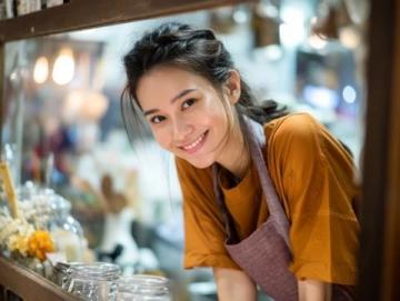 浙江一女子想学闺蜜开养生馆挣钱，然而，店中的一个男子却说开店不如加盟