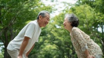 夏季高温来袭，老人健康管理须知：适度运动与防暑降温至关重要